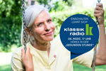 Lächelnde Frau auf einer Schaukel im grünen mit Hinweis-Button auf die Sendung "Die Gesunde Stunde" im Klassik Radio